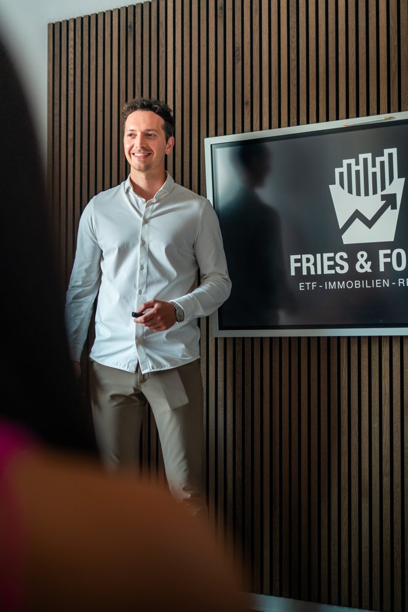 Vortrag vor dem Fries-&-Fonds-Logo